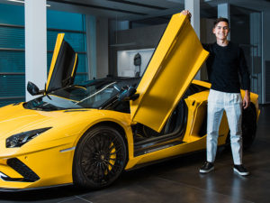 La estrella del fútbol Paulo Dybala celebra su gol 100 con un nuevo Lamborghini