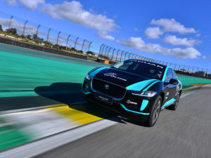 El Jaguar I-PACE establece nuevo récord para los SUV eléctricos en Interlagos con neumáticos Goodyear