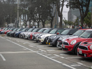 MINI celebra 62 años con caravana en Lima