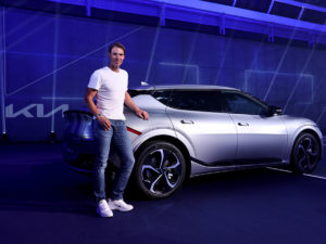 El embajador global de Kia, Rafael Nadal, promoverá el uso de vehículos eléctricos con el nuevo crossover EV6