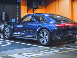 Porsche Perú instala cargador para vehículos eléctricos en Larcomar