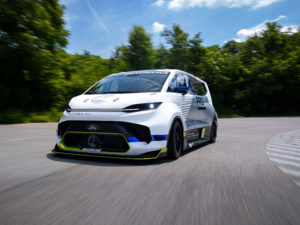 SuperVan eléctrica lleva la ingeniería avanzada y el aspecto distintivo de E-Transit Custom a un nivel completamente nuevo