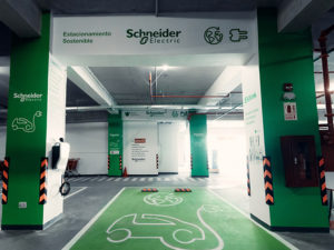 Schneider Electric y plazaVea lanzan estación de carga para autos eléctricos