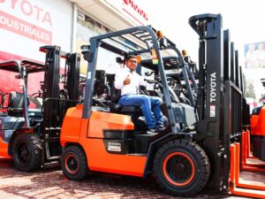 Uso de montacargas en operaciones logísticas eleva la rentabilidad y sostenibilidad en sector empresarial