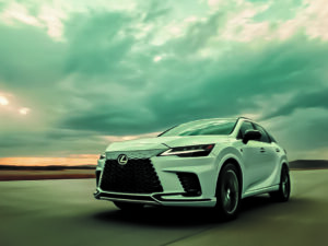 Una nueva experiencia electrificada de lujo, diseño y confort llega a Perú con la renovada RX de Lexus