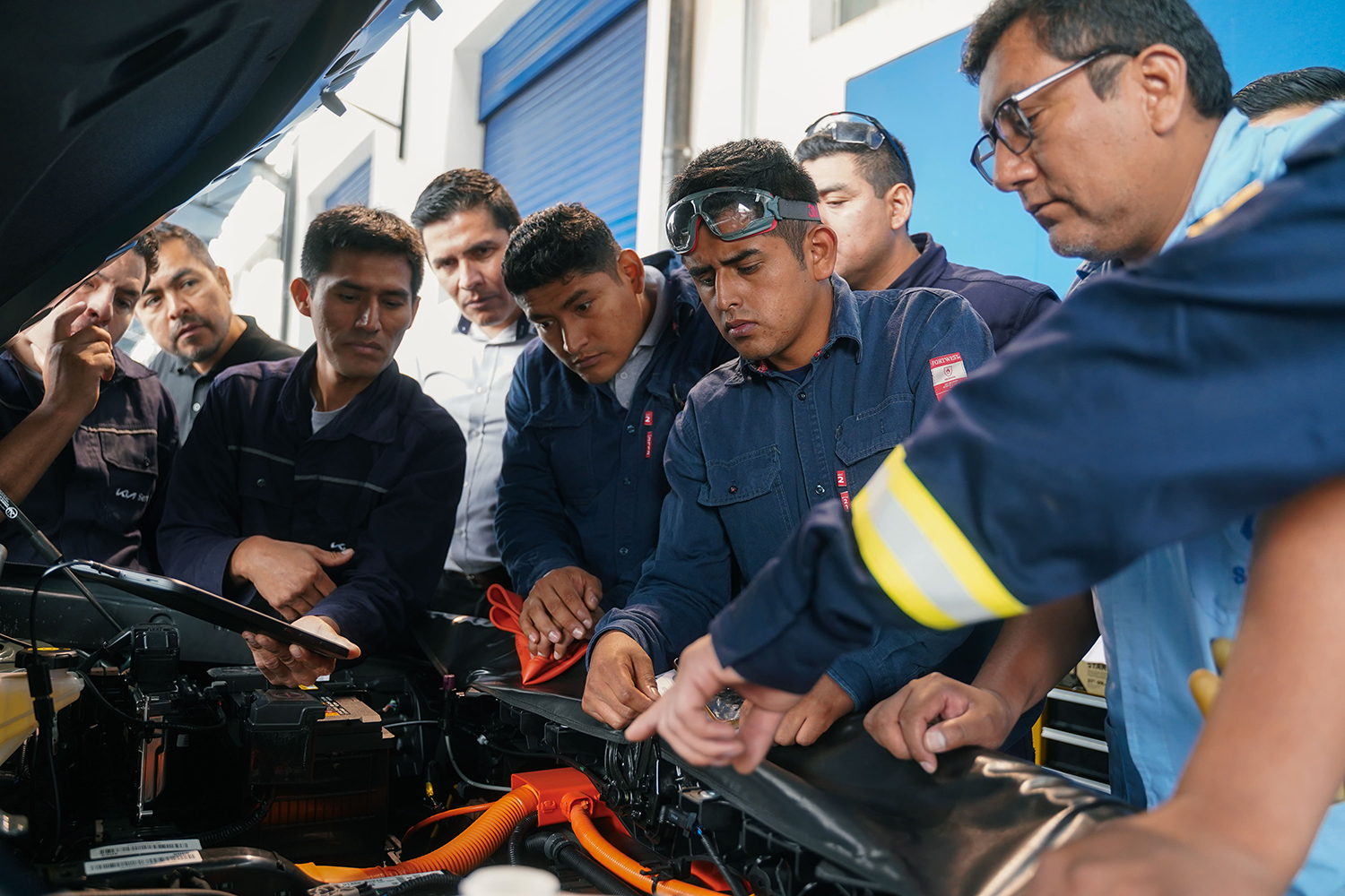 Kia continúa aportando a la electromovilidad desde la profesionalización