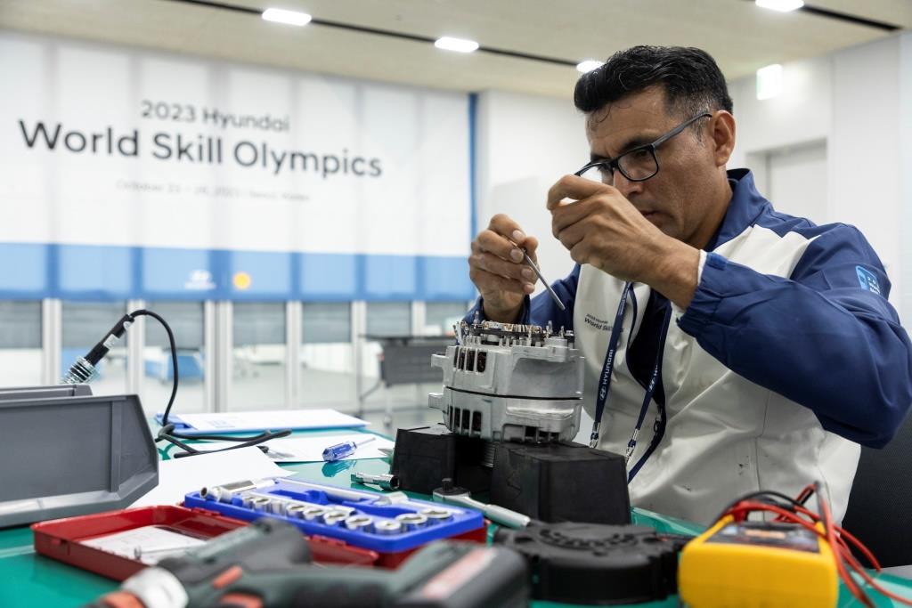 Técnico mecánico experto en camiones consiguió la medalla de plata en el Hyundai World Skills Olympics