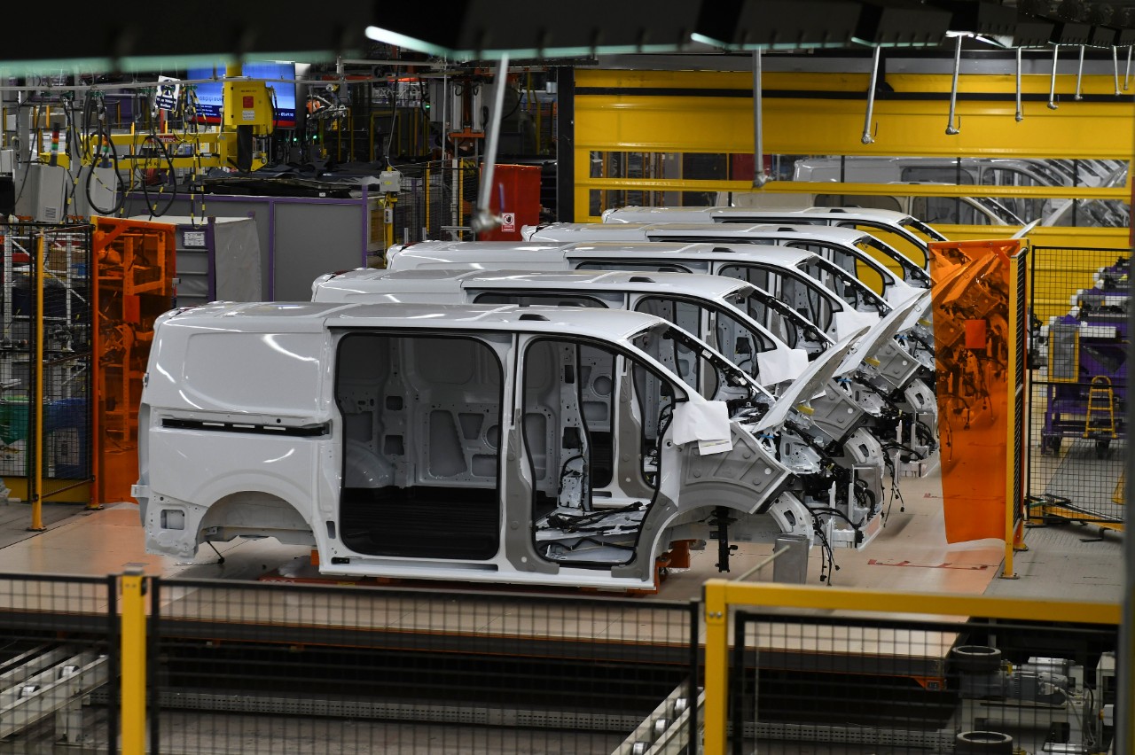 La energía solar y la IA ayudan a fabricar la Nueva Ford Transit Custom en una “Planta del Futuro”