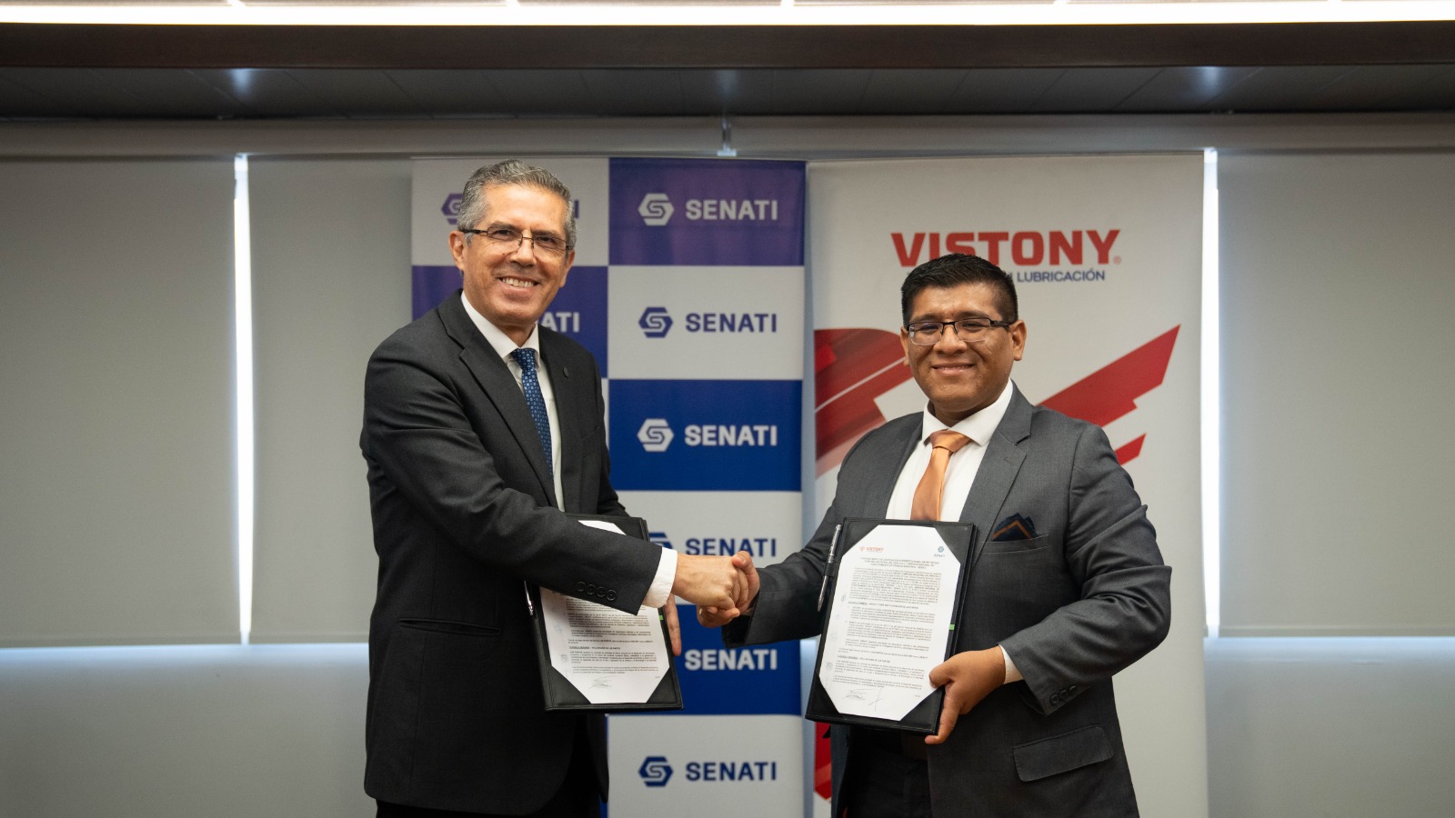 VISTONY firma importante convenio con SENATI para contribuir con la educación de sus estudiantes en tecnología de lubricación