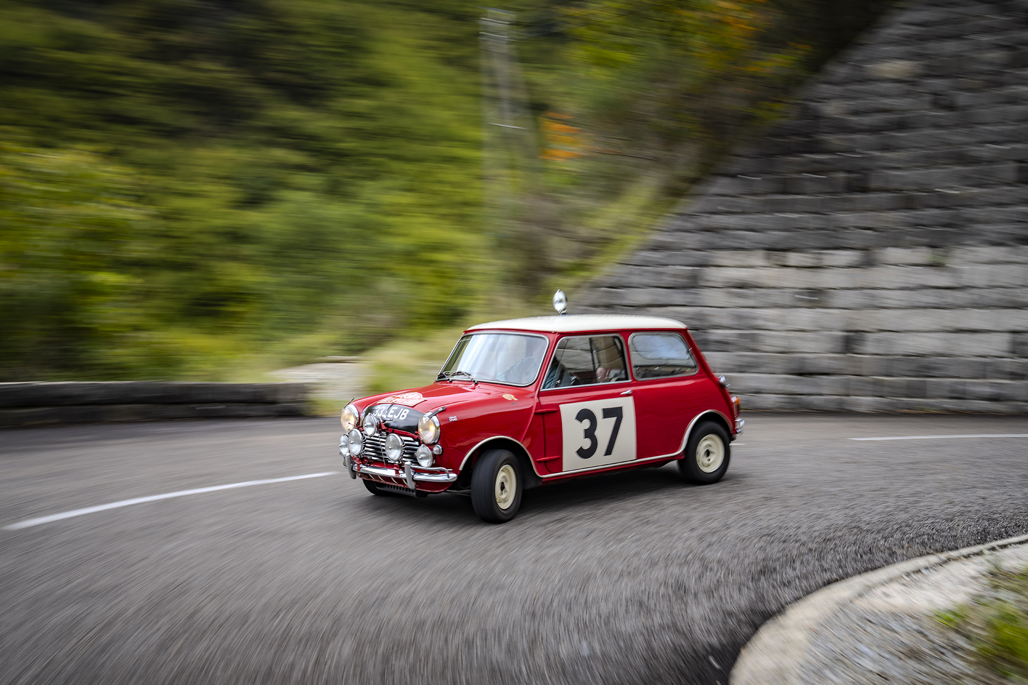 Enero 1964: Triunfo histórico para el Mini clásico en el Rally de Monte Carlo.