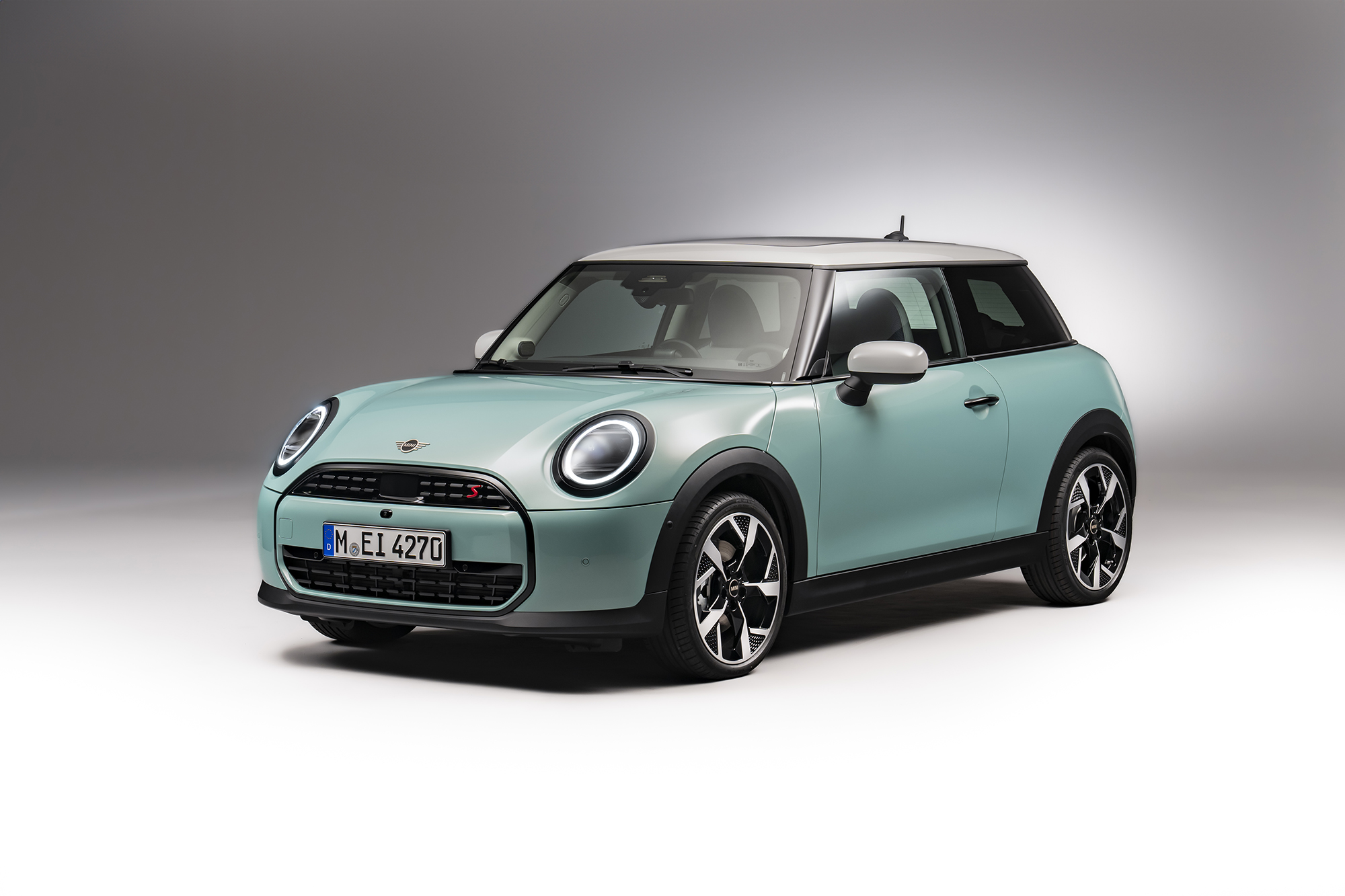 El nuevo MINI Cooper con motor a gasolina: MINI Cooper C y MINI Cooper S.