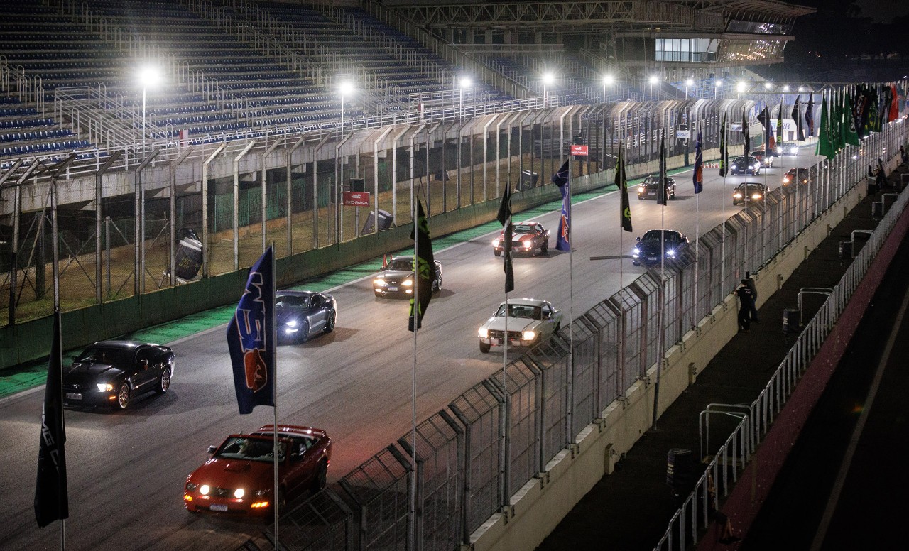 Ford conmemoró los 60 años de Mustang con un desfile histórico en Brasil