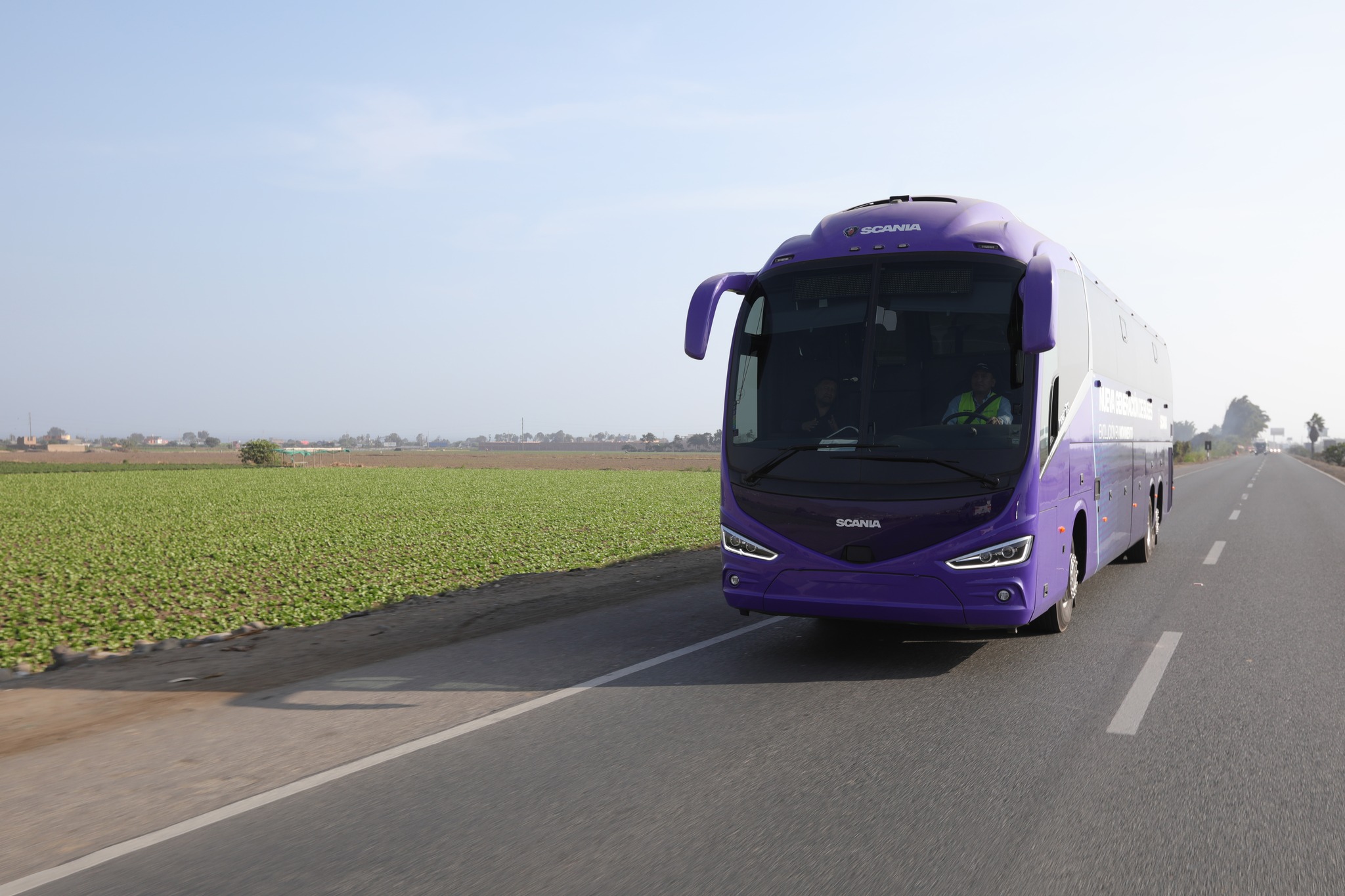 Scania consolida su liderazgo en el mercado de buses con un crecimiento histórico en 2024