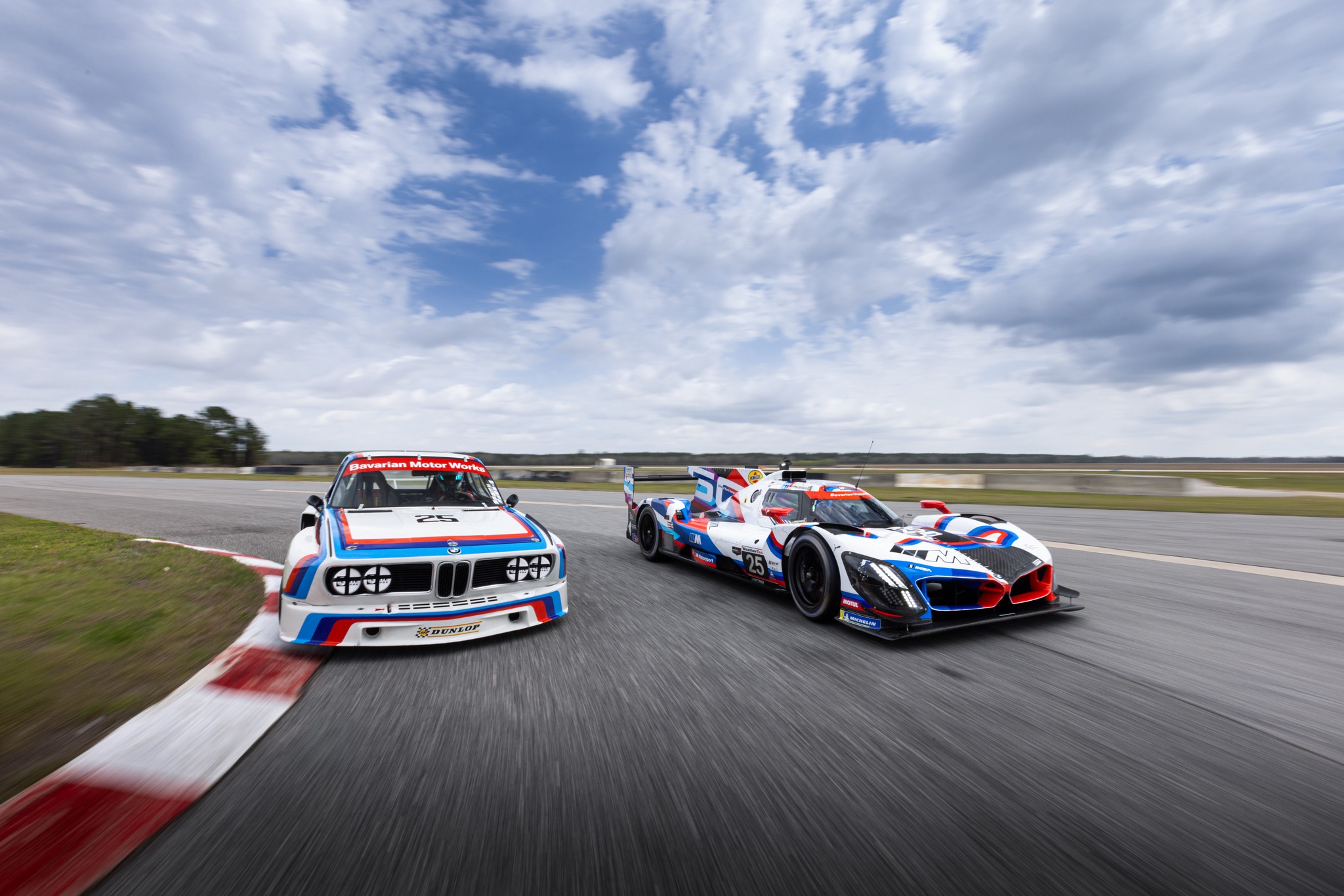 50 años de BMW Norteamérica: el BMW M Hybrid V8 destacará con un diseño conmemorativo en las 12h de Sebring.