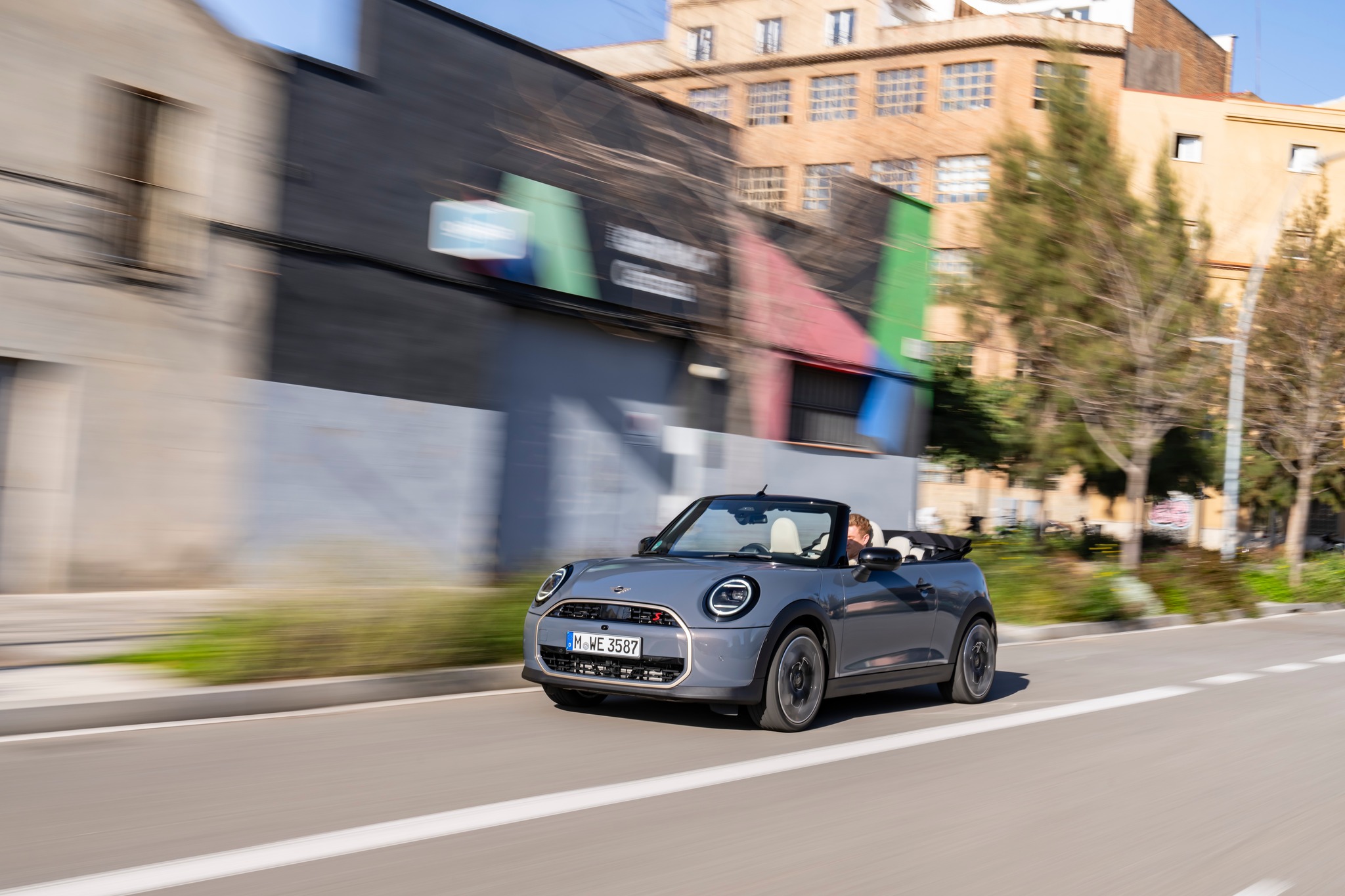 Historia de postal. El MINI Cooper Convertible S en Cooper Grey.