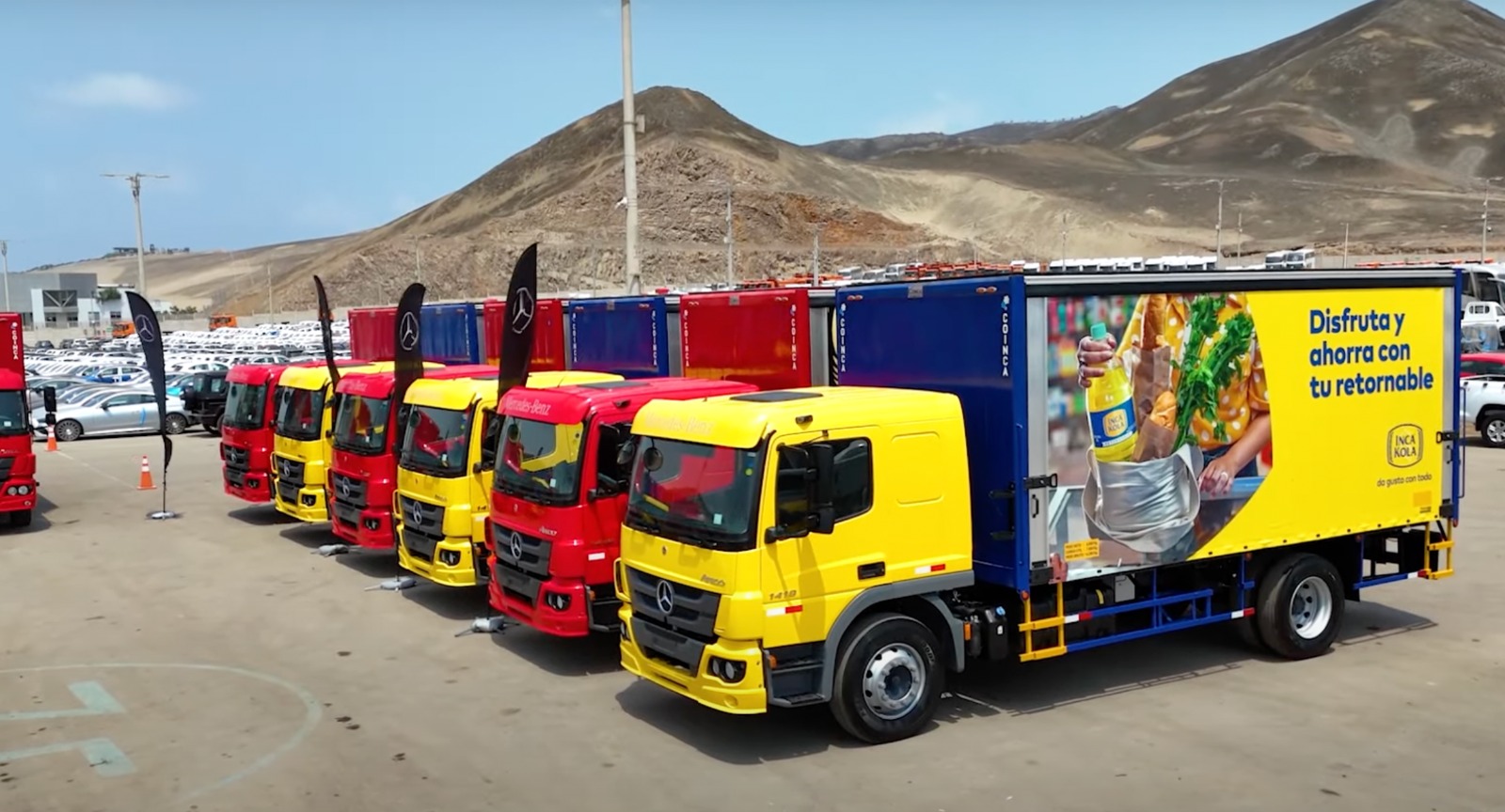 Mercedes-Benz fortalece la logística en Perú con la entrega de 15 camiones Atego 1419 a Arca Continental en Perú