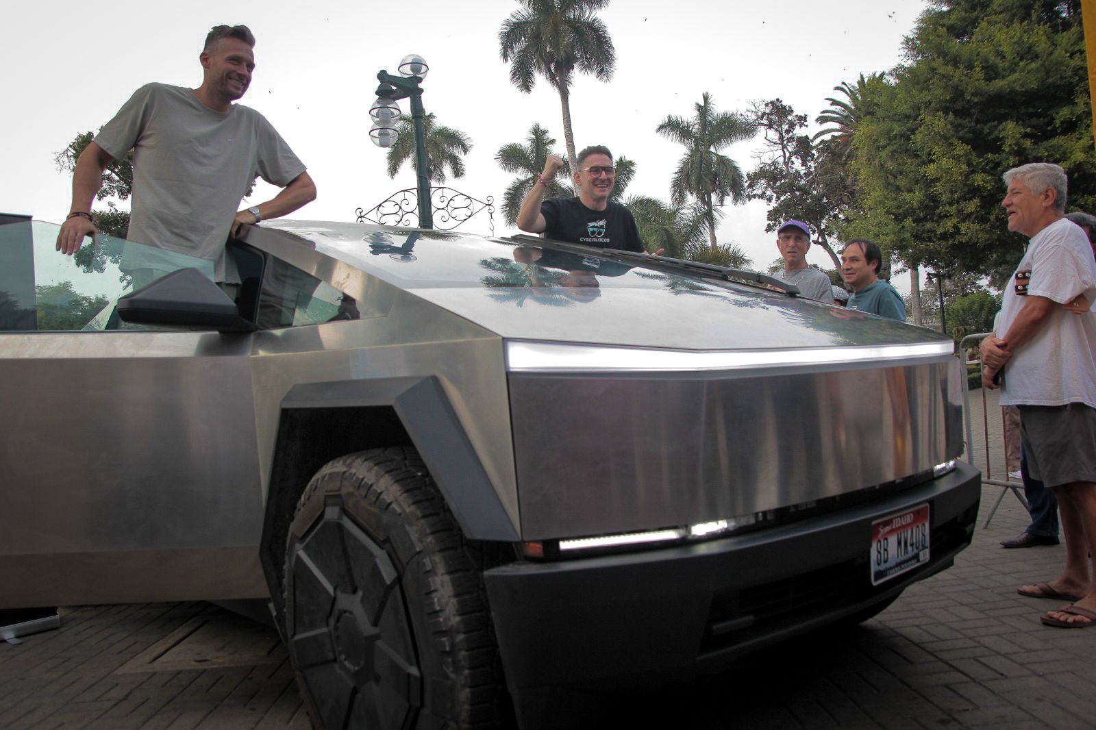 ‘Cyberlocos’ inician viaje para romper el Récord Mundial Guinness de más países visitados con un auto eléctrico