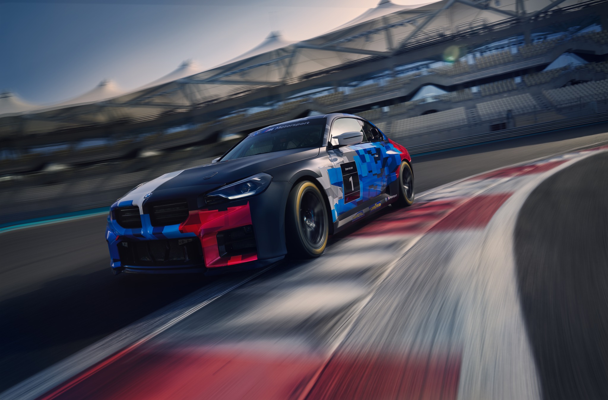 24h Nürburgring: El BMW M2 Racing hecho en México se somete a la prueba final de resistencia – Tres pilotos de BMW M en acción.