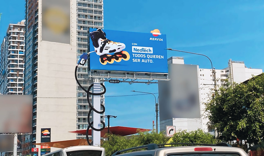 Estación de servicios de Repsol Perú se acopla a panel que destaca las ventajas de su aditivo Neotech
