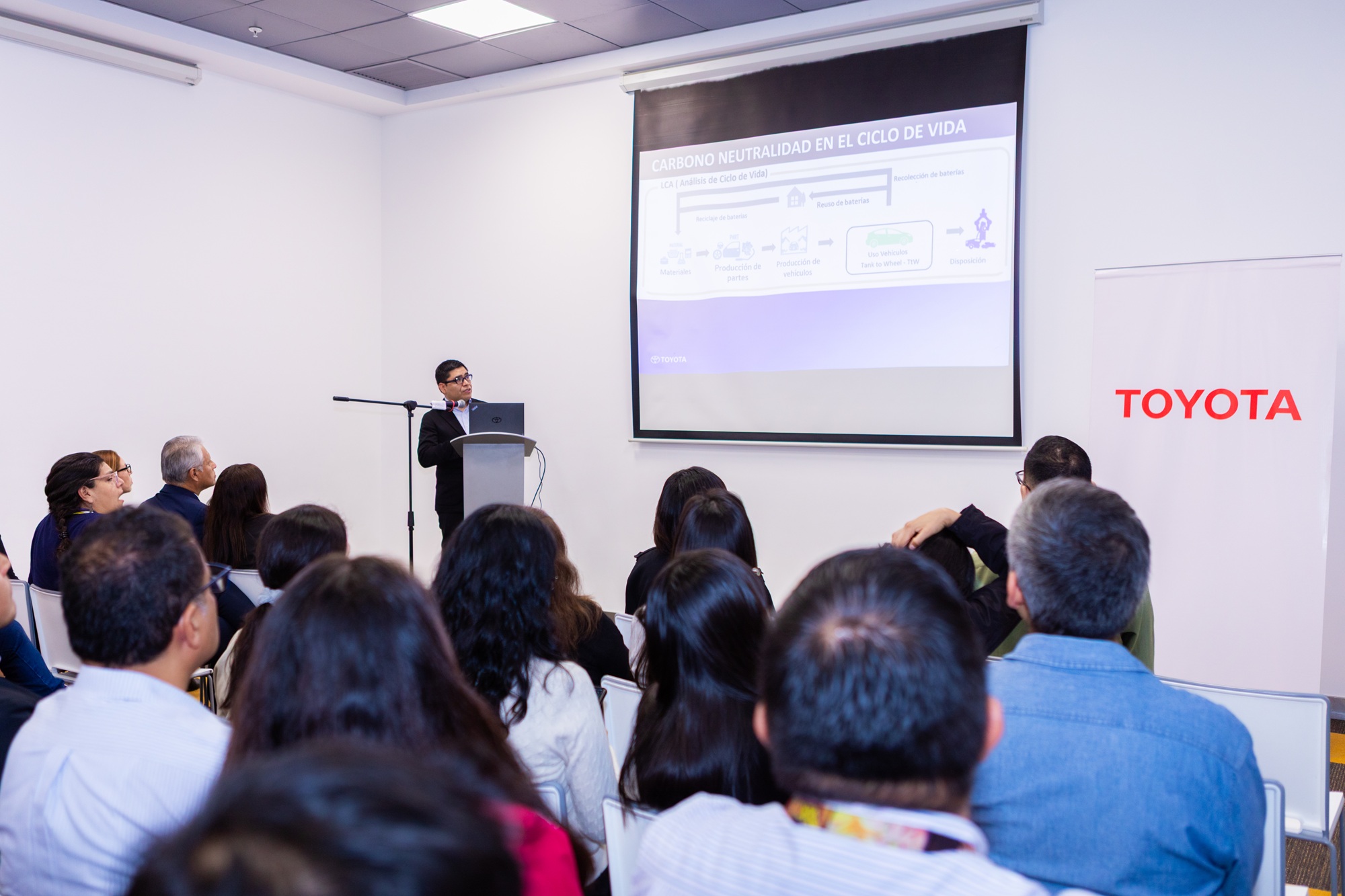 Toyota del Perú y Ministerio del Ambiente organizan taller sobre movilidad sostenible para impulsar la carbono neutralidad