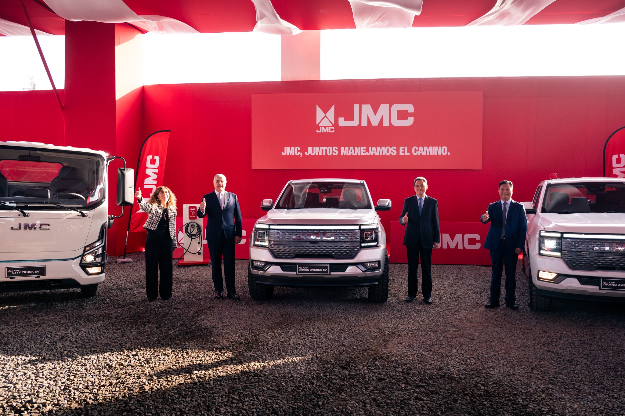 JMC presenta nuevos modelos y versiones especializadas en importante evento junto a delegación del gobierno chino