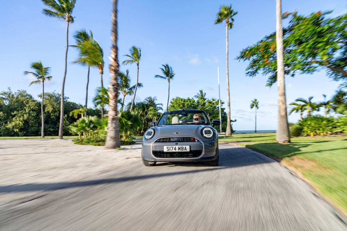 Siempre Abierto: nuevo MINI Cooper Convertible. Manejo divertido inconfundible.