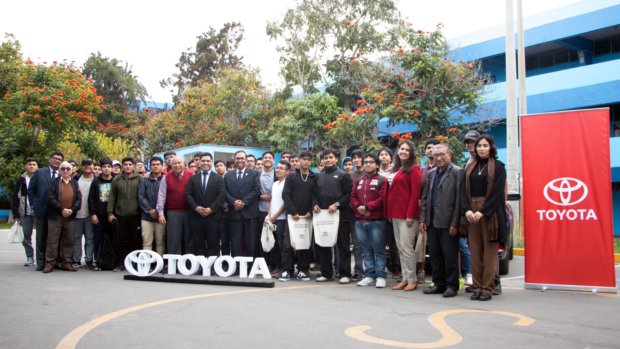 Toyota reafirma su compromiso con la movilidad sostenible junto a estudiantes de la Universidad Nacional del Callao