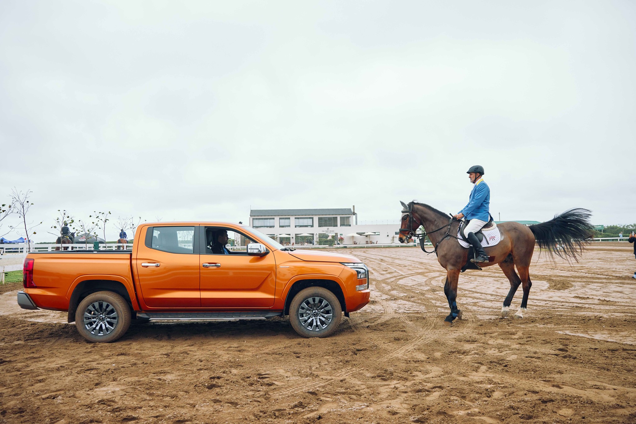 Challenge Accepted: ‘Caballo vs. Carro’, el duelo que desató la adrenalina en el Club Hípico Peruano en su 89° Aniversario