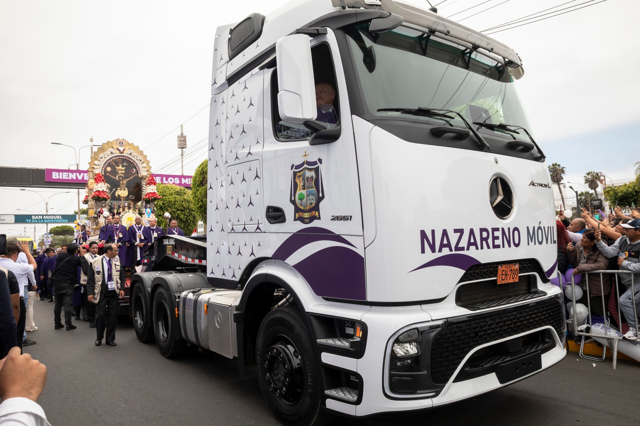 El Señor de los Milagros volvió al Callao sobre ruedas de fe y tecnología con el Mercedes-Benz New Actros Procabin 2025