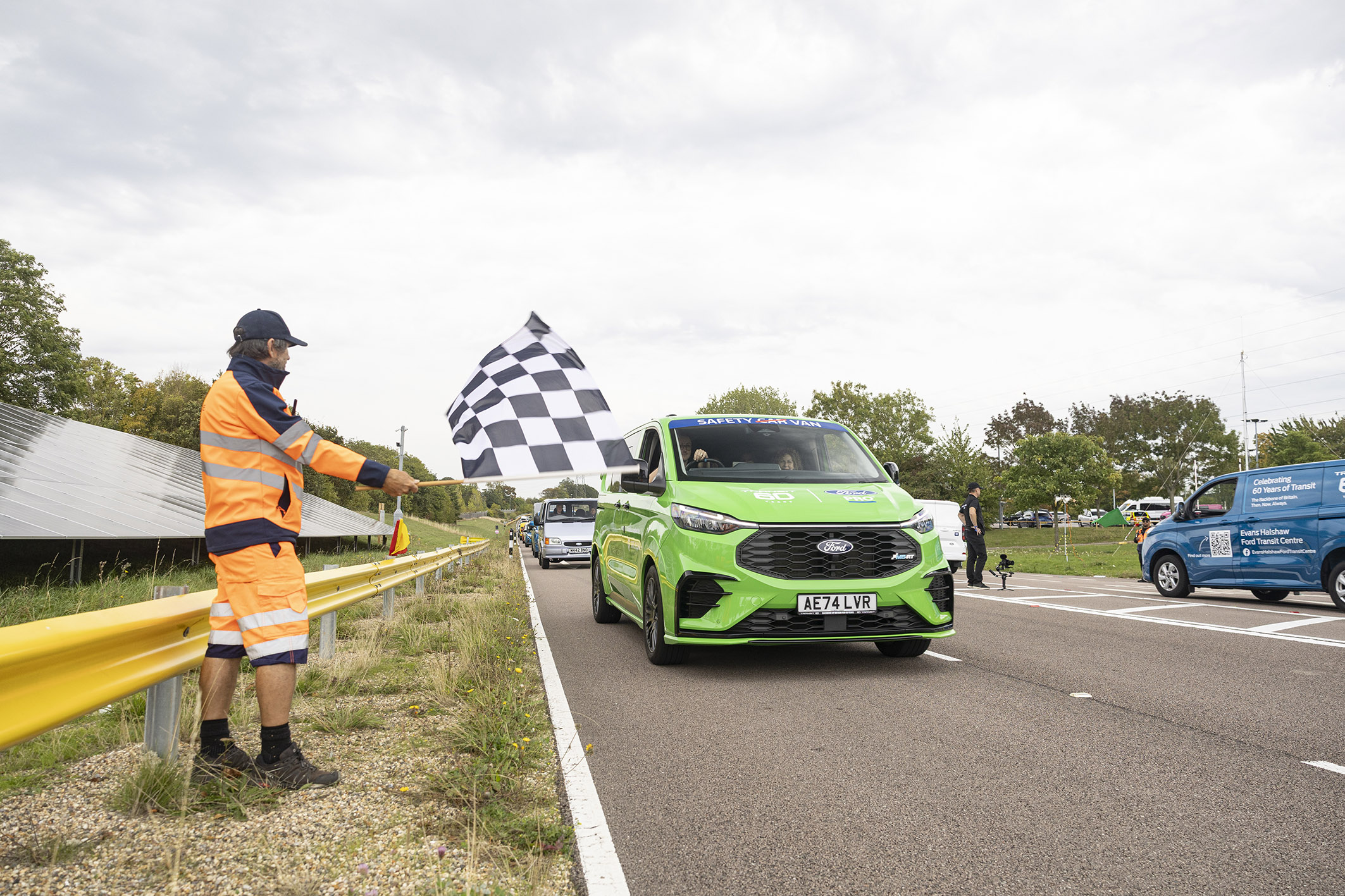 Ford Transit conquista el récord del Desfile de Vans más Grande del Mundo