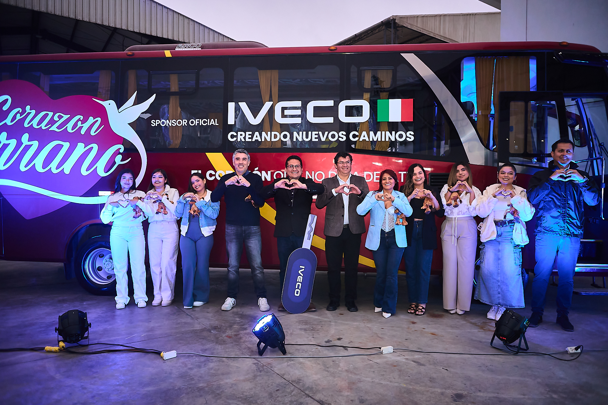 Iveco, parte del grupo Andes Motor, realiza entrega de bus al grupo musical Corazón Serrano