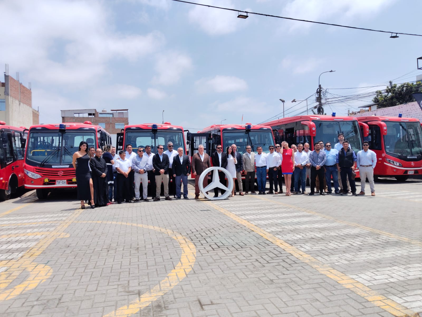 Divemotor entrega 9 buses LO 916 a Transportes Línea para fortalecer sus operaciones mineras en La Libertad