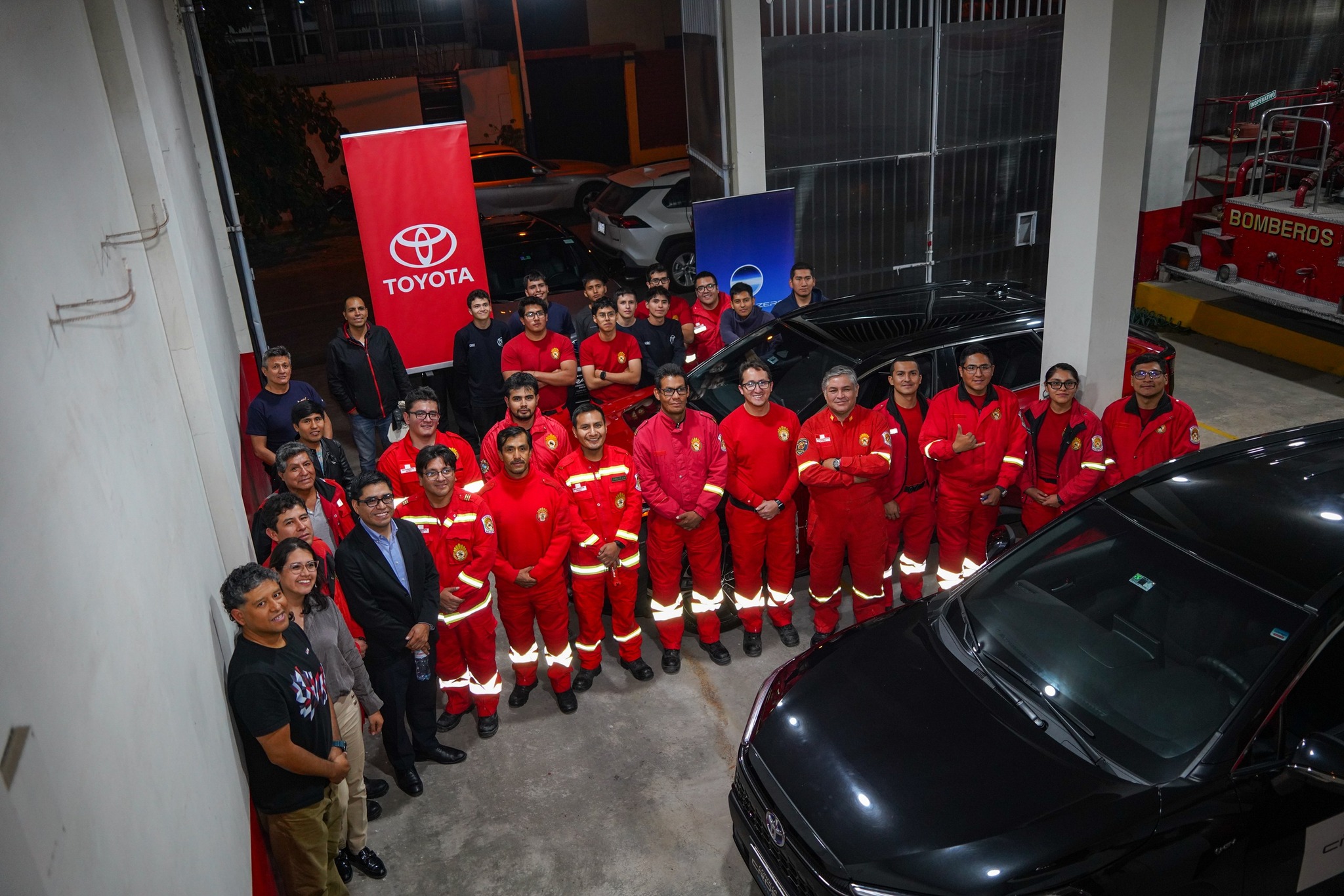 Bomberos de Arequipa reciben entrenamiento especializado de Toyota para intervenir autos electrificados 