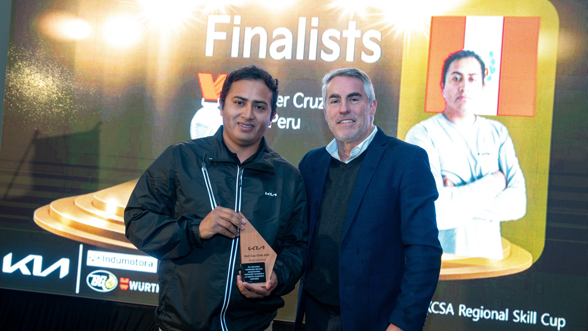 Talento peruano sube al podio en competencia automotriz internacional