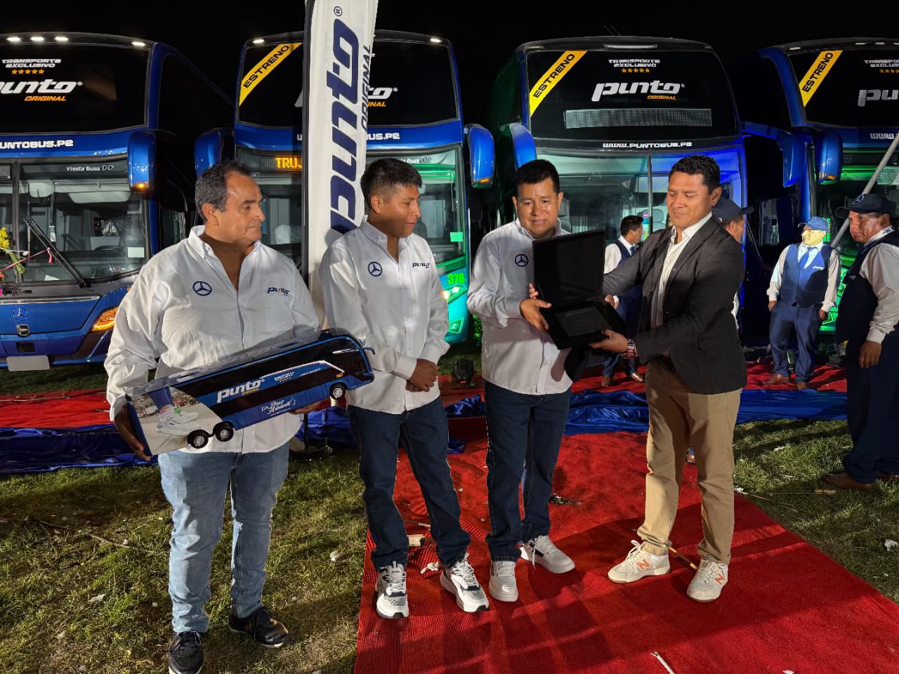 Divemotor entrega 8 buses O500 a Transportes EMED para potenciar sus operaciones a nivel nacional