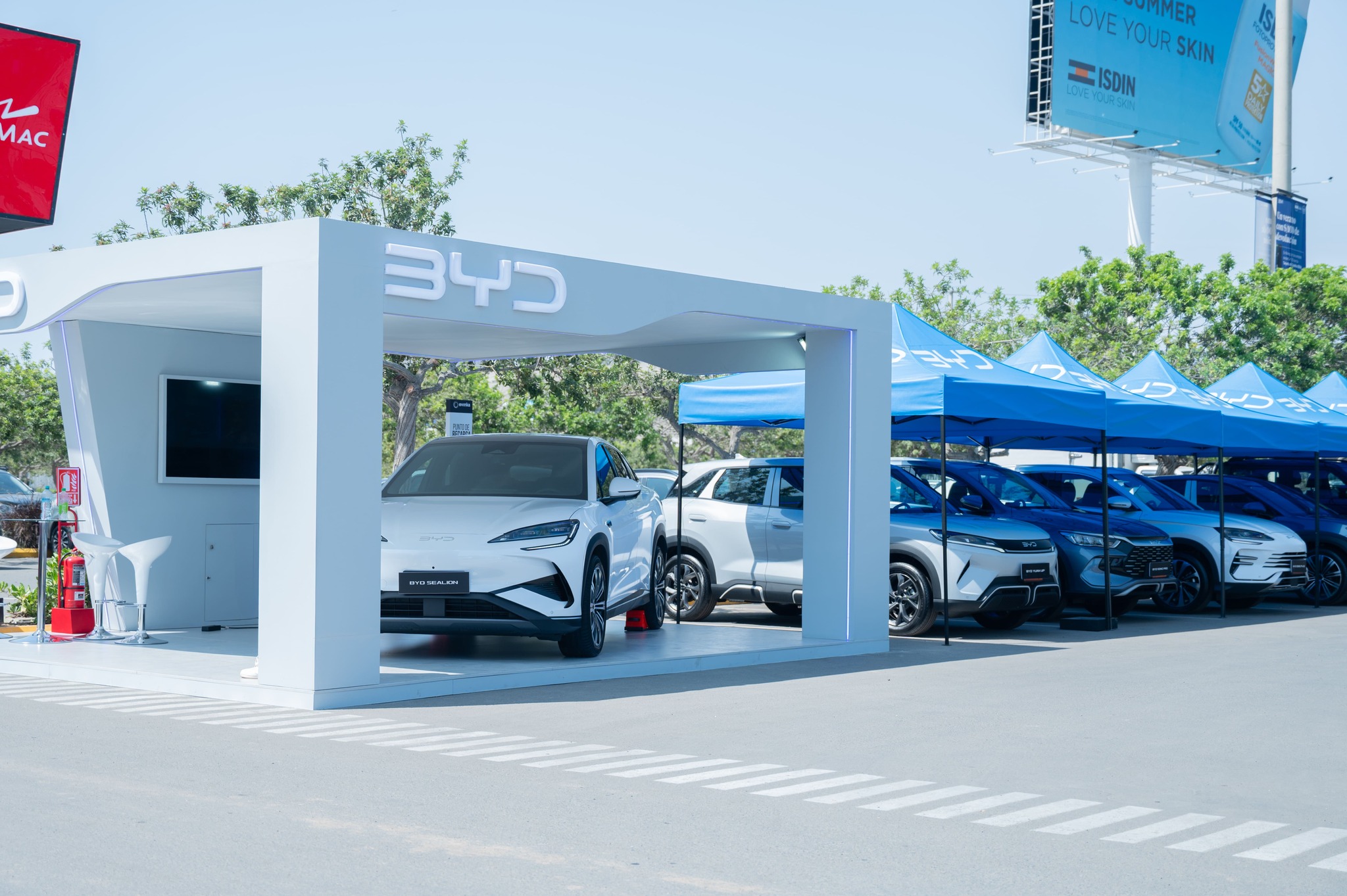 BYD, la marca líder mundial en vehículos de nuevas energías, apuesta por el verano peruano en el Boulevard de Asia