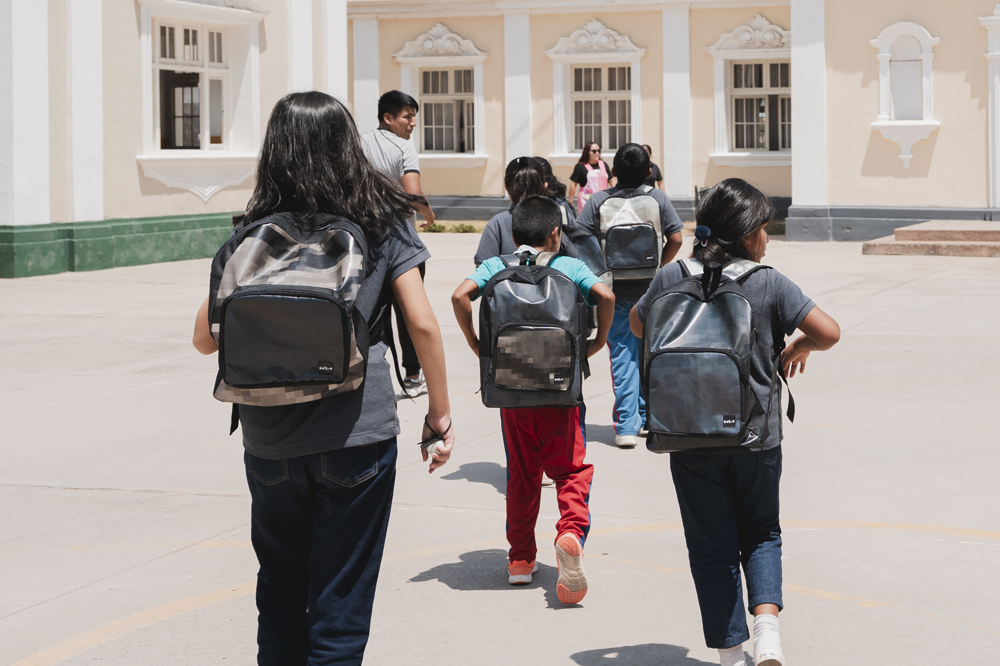 Kia Perú transforma publicidad en mochilas y beneficia a más de 150 niños del Puericultorio Pérez Araníbar