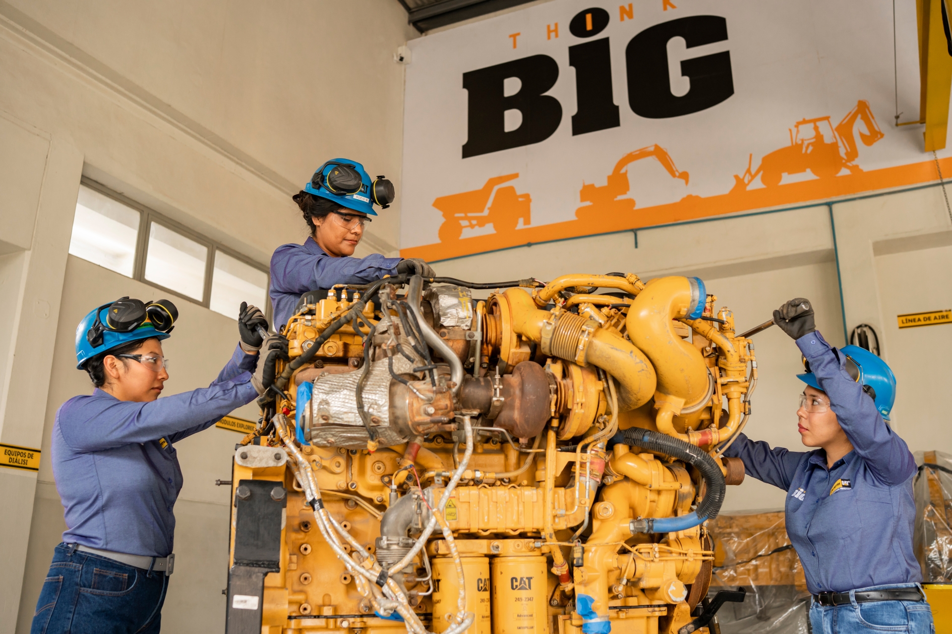 Beca Ferreyros DreamBIG suma seis promociones de técnicas de maquinaria graduadas en el Perú