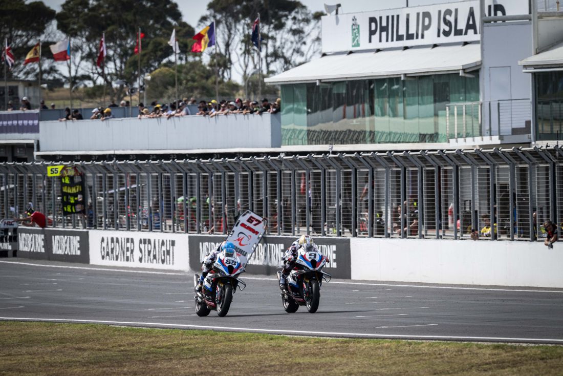 BMW Motorrad inicia la temporada 2026 del WorldSBK en Australia: espíritu de lucha, remontadas, trabajo en equipo.